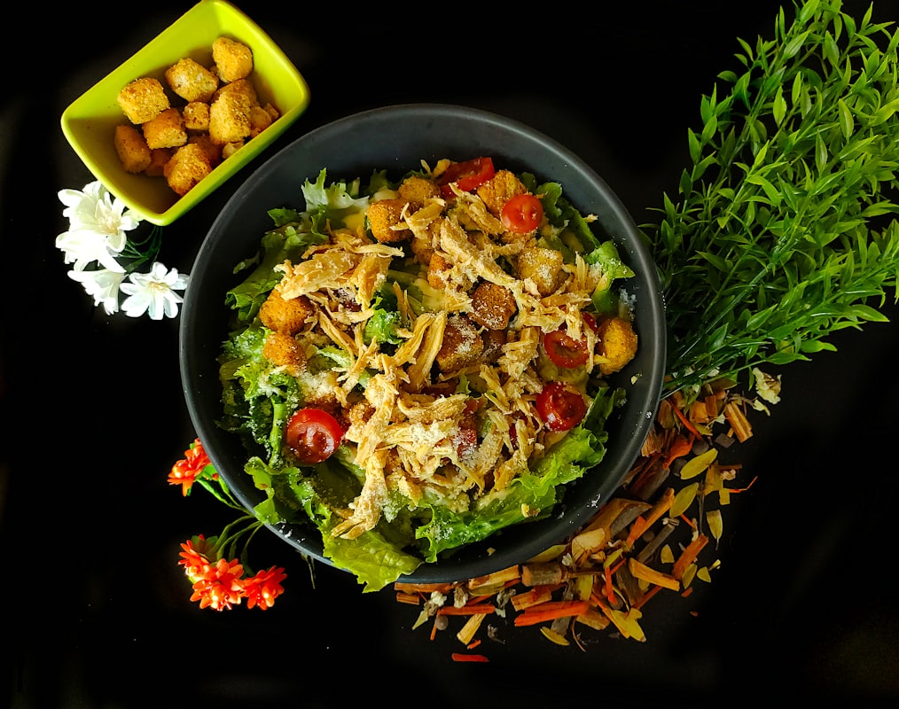 Protein-rich meal preparation with chicken, vegetables, and grains